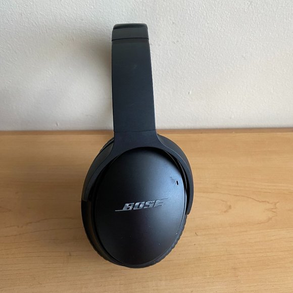 Bose QuietComfort 35 Noise Cancelling Headphones - Picture 8 of 13